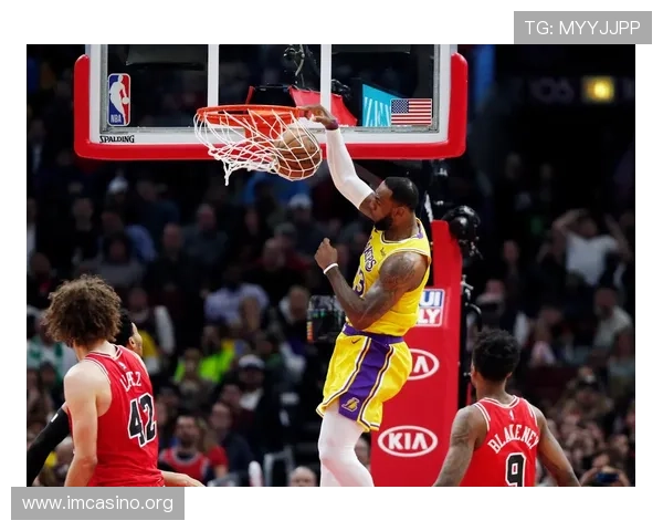 湖人球员踩线暴扣技惊四座 裁判目瞪口呆难以置信